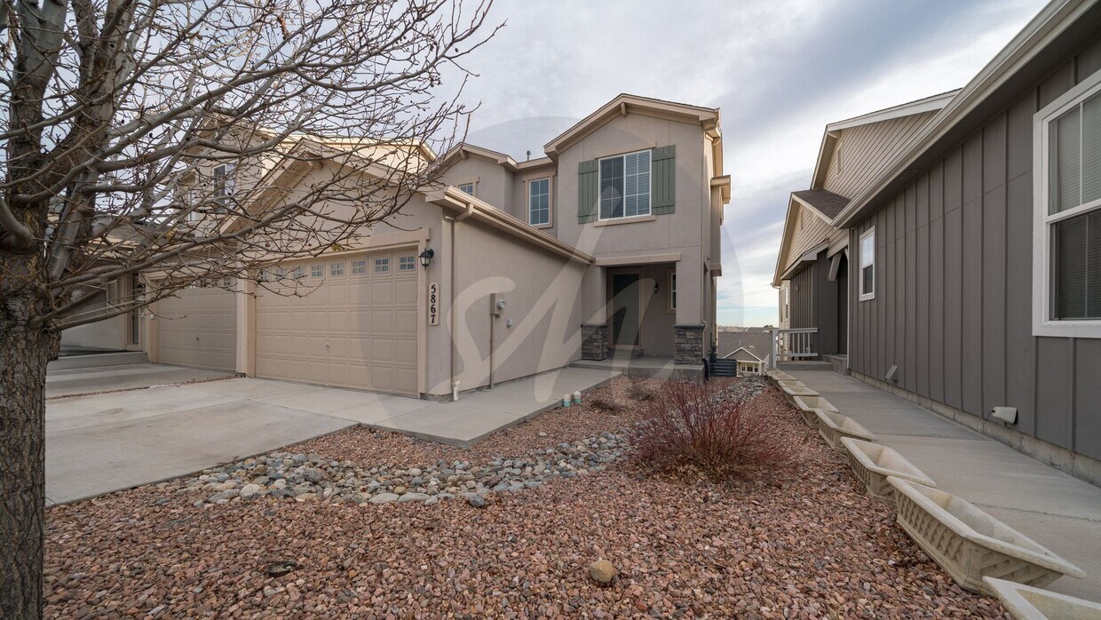 Rockrimmon Townhouse with Two Car Garage - Rockrimmon Townhouse with Two Car Garage