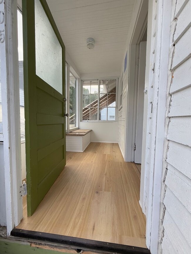 Building Photo - Completely renovated, university district,...