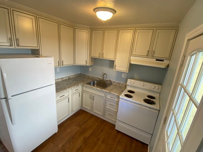 Building Photo - 1727 Elm Ln