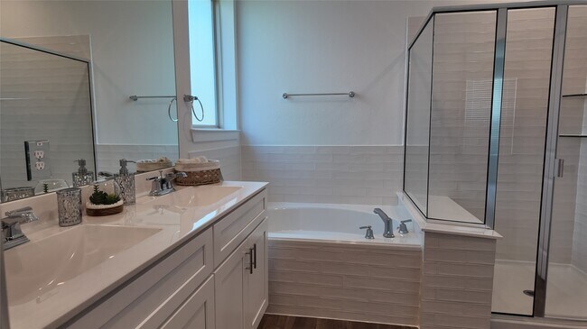 Foto del edificio - 15645 Maple Cv Ln