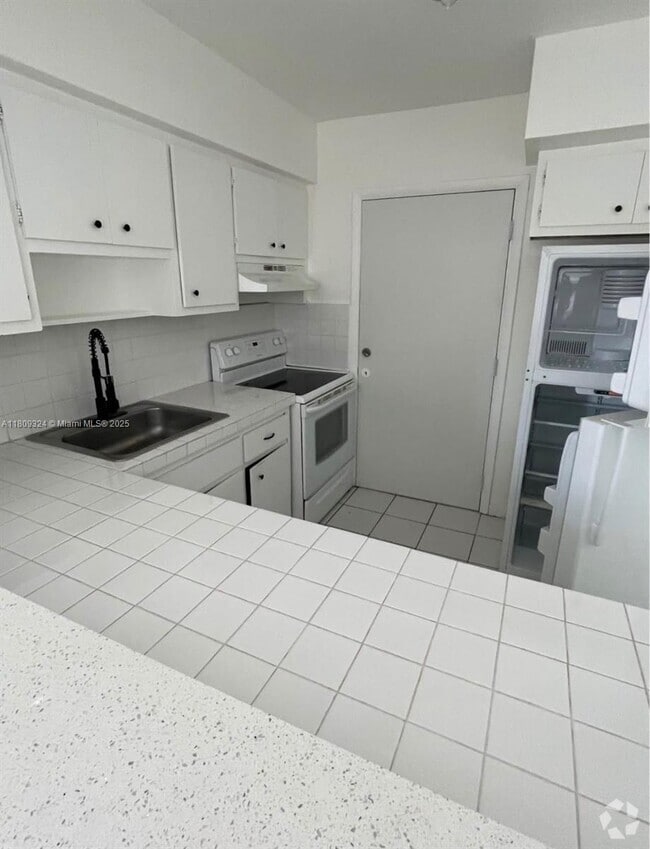 Building Photo - 621 S Royal Poinciana Blvd