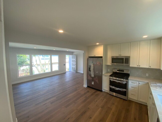 Building Photo - Adorable fully remodeled home on Ruhland with large yard