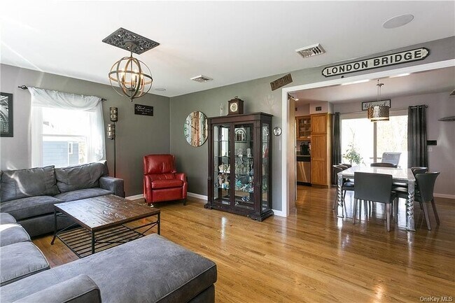 Foto del edificio - 14 Alexander Dr