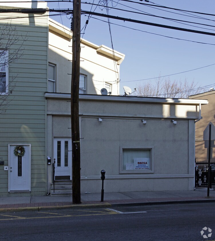 Foto principal - 387 Fairview Ave