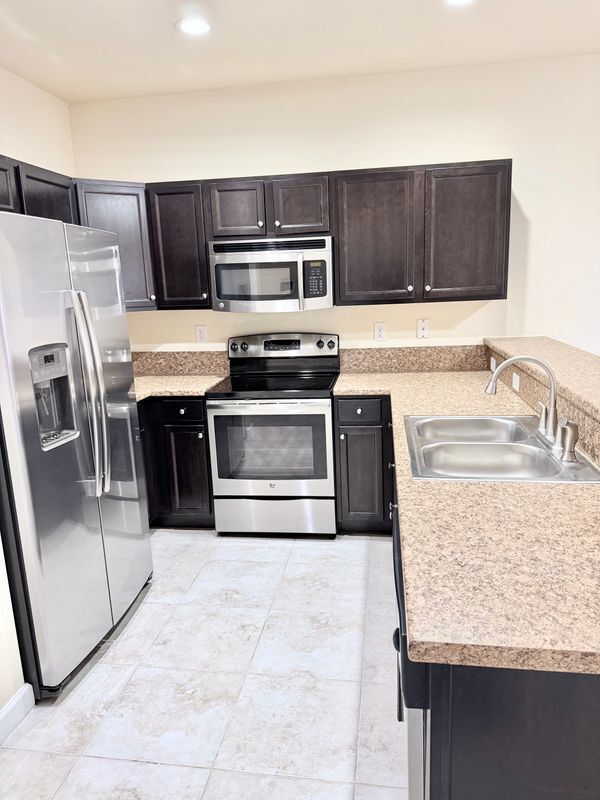 Building Photo - 3219 SE 5th Ct