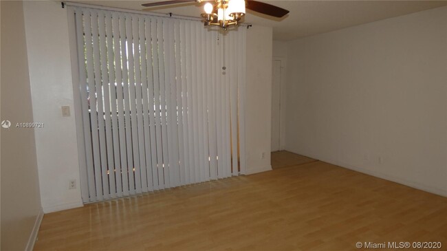 Foto del edificio - 841 Lyons Rd