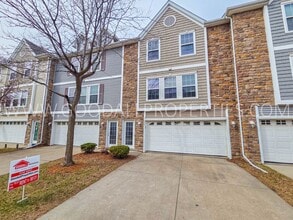 Building Photo - 324 NE Sandalwood