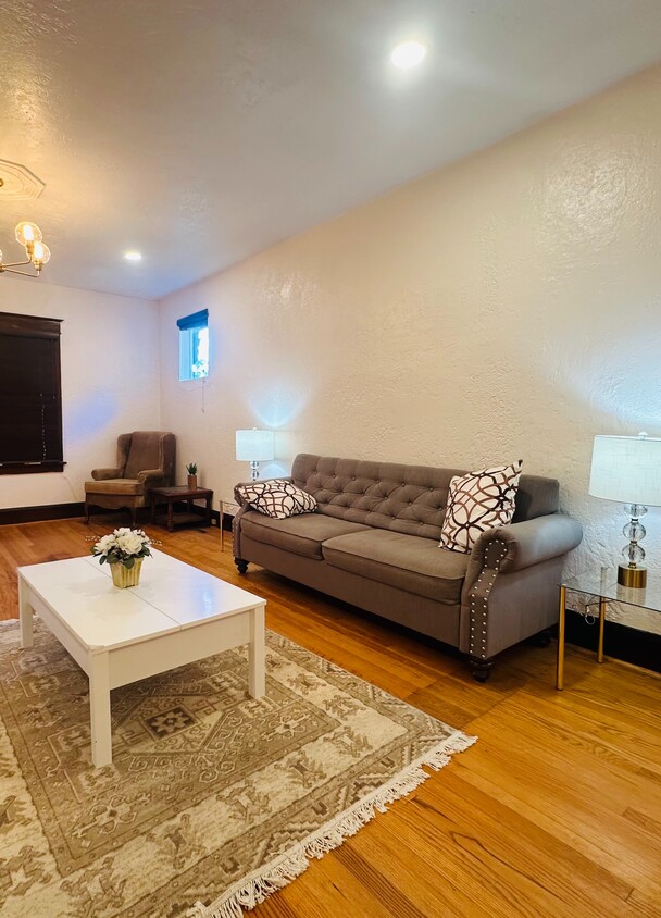 Foto principal - 8536 Mathilda Ave