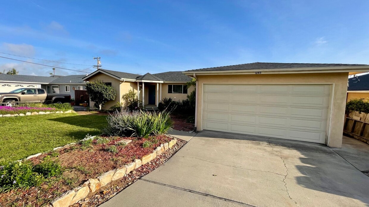 Primary Photo - Charming 3 Bedroom Bungalow with Sweeping ...