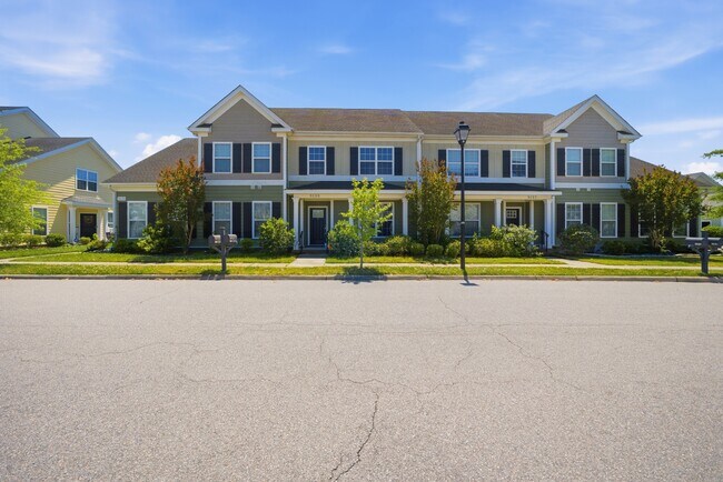 Building Photo - 3135 Patrick Henry Dr