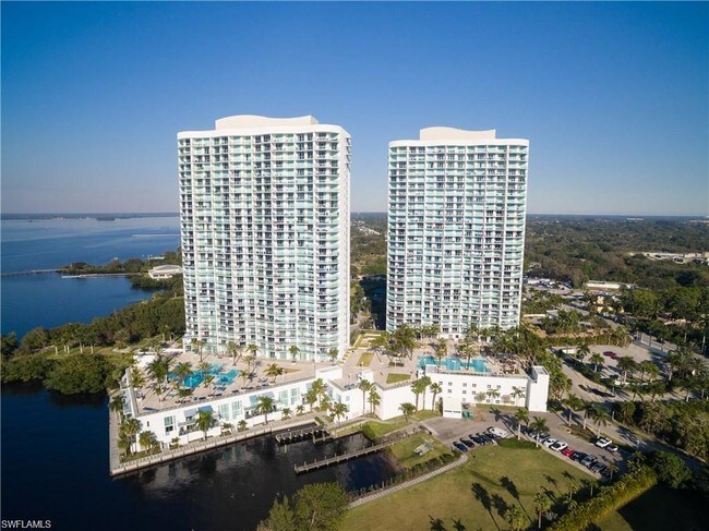 Foto del edificio - 3000 Oasis Grand Blvd