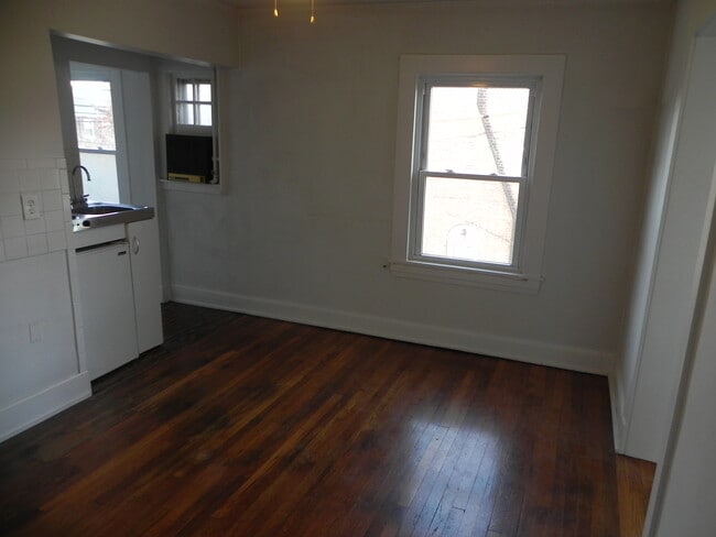 Building Photo - 186 Grasmere Ave