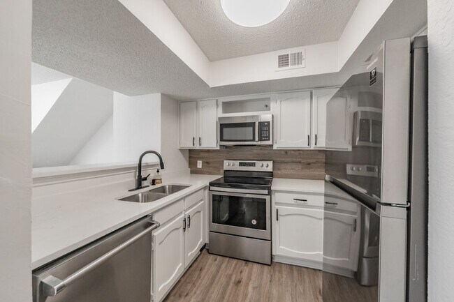 Foto del edificio - Updated 1-Bedroom Condo in Gated Community – Prime West 7th Location