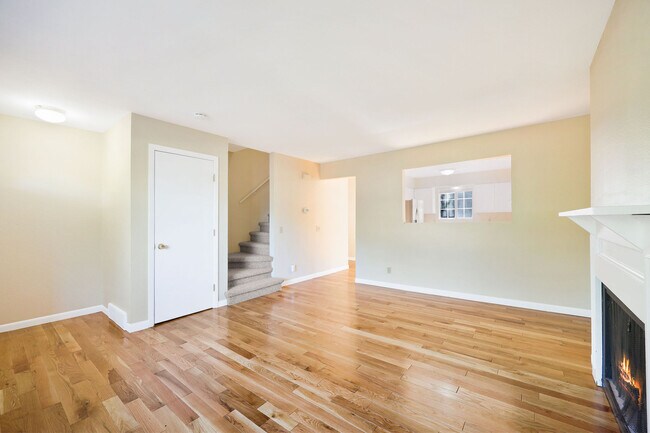 Unidad vecina renovada - 3005 Patty Ln