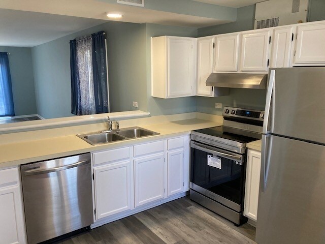 Building Photo - 2451 Hedge Row Dr