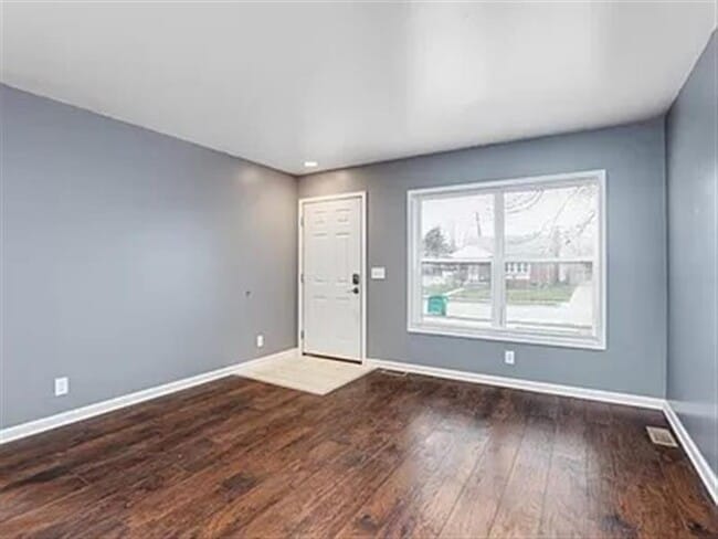Building Photo - Move-in ready,