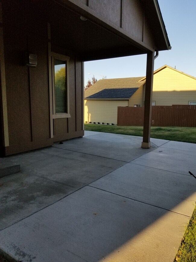 Building Photo - Cove West Home