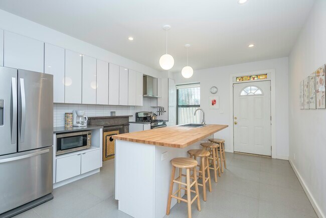 Foto del edificio - Fort Greene Townhouse 2-BR Garden Duplex
