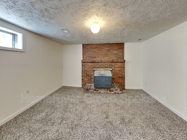 Building Photo - 4708 S Glenrose Rd