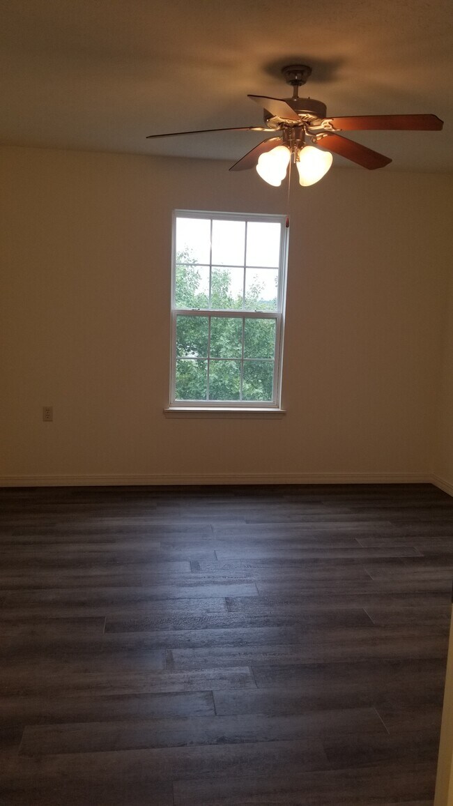 Brand new vinyl plank floors - 134 Vixen Cir