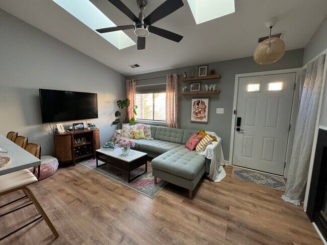 Foto del edificio - 23 Hawthorne Ct NE