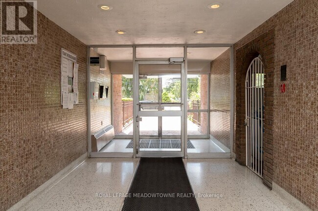 Photo du bâtiment - 1017 Seneca Ave