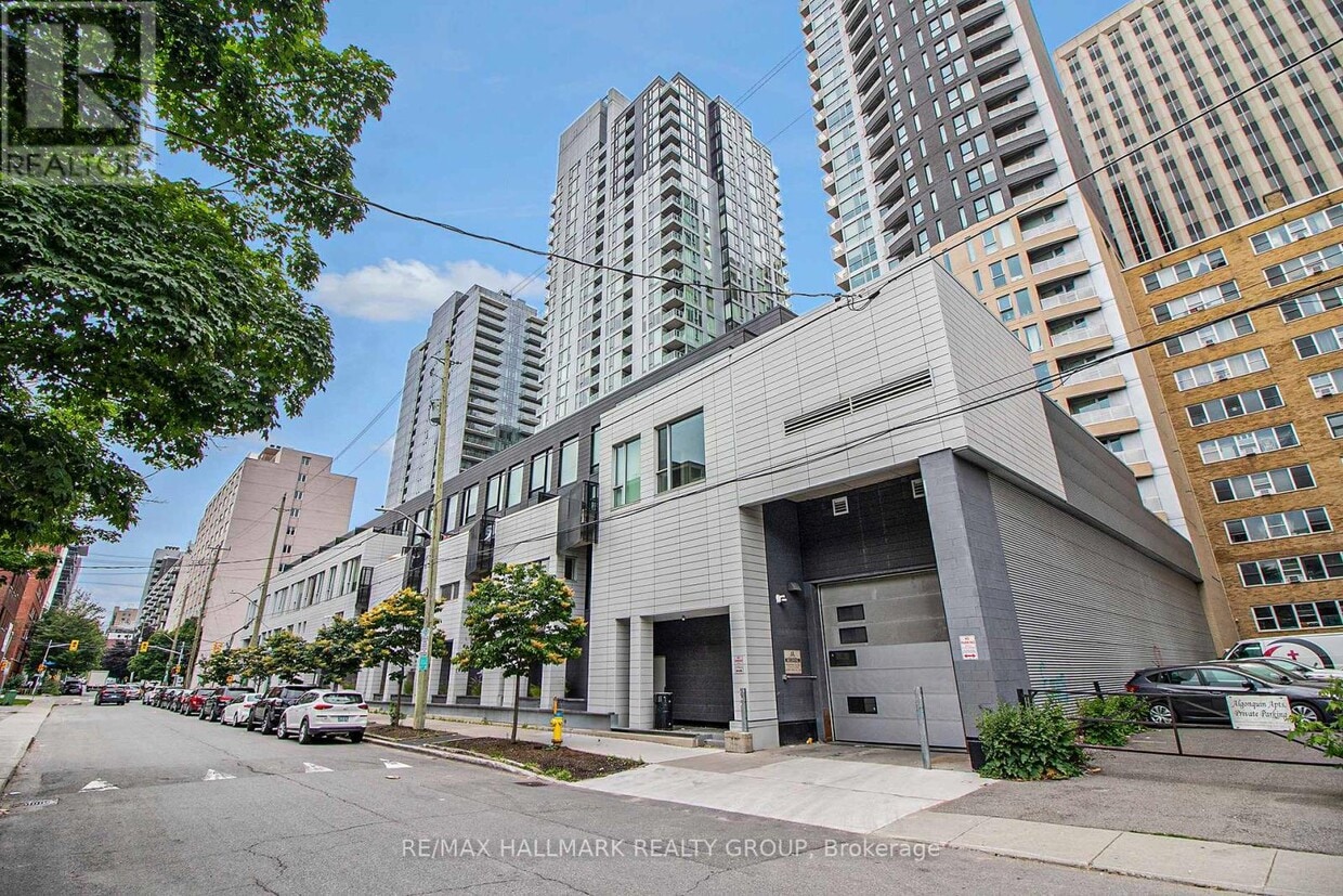 Primary Photo - 197-197 Lisgar St