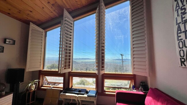 Building Photo - Charming Brown Shingle Home 3bd 2.5ba Nest...