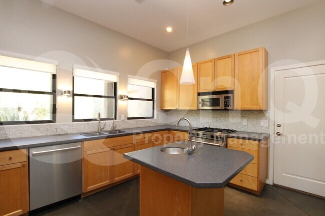 Foto del edificio - 5844 E Carefree Mountain Dr