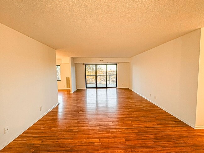 Building Photo - Recently Renovated 3 Bed 2.5 Bath Condo With Balcony In Vibrant Watergate At Landmark - Utilities...