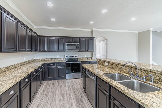 Building Photo - 4 Bed, 4 Bath Townhome in The Barracks!