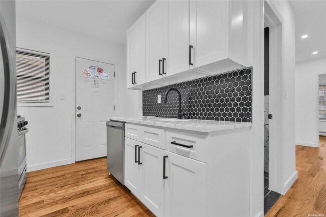 Foto del edificio - 110-12 Ditmars Blvd