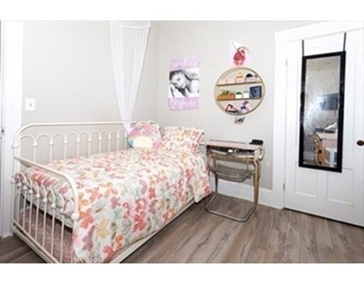 Building Photo - 145 Maple St