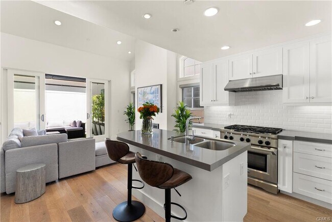 Foto del edificio - 606 1/2 Marigold Avenue, Newport Beach, CA 92625 - 2 BR 3 BA condo