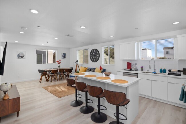 Foto del edificio - 4-Unit Townhome Community | Luxury Living Near DTLA