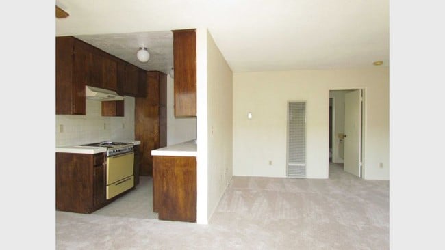 Building Photo - Tarzana Casa