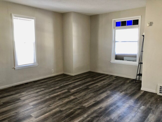 Building Photo - HUGE 4 BR + den in Minneapolis!