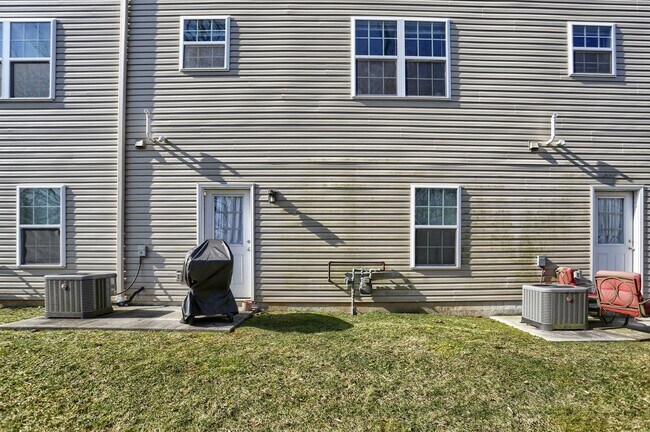 Building Photo - Luxury 4/BR, 2.5 bath townhouse