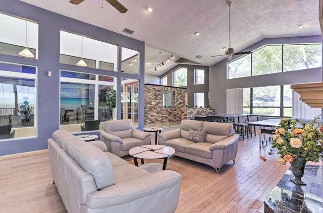 Foto del edificio - 10830 Oakdale Terrace
