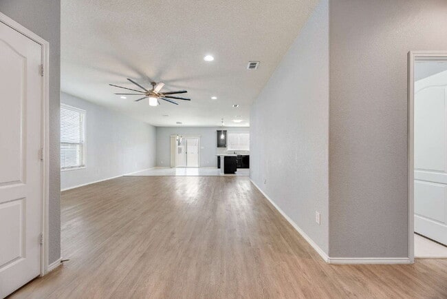 Foto del edificio - Charming 3-Bedroom, 2 Baths with 1,670 Sq Ft of Comfort in Providence Village