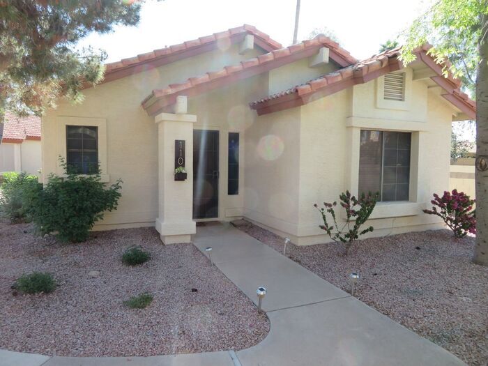 Primary Photo - 1120 N Val Vista Dr