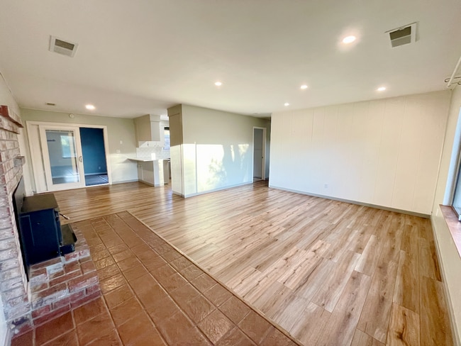 Foto del edificio - COUNTRY SETTING 3 BEDROOM WITH POOL AND SOLAR