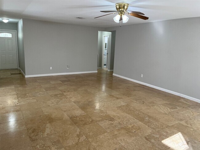 Foto del edificio - 2402 Fawnwood Ln