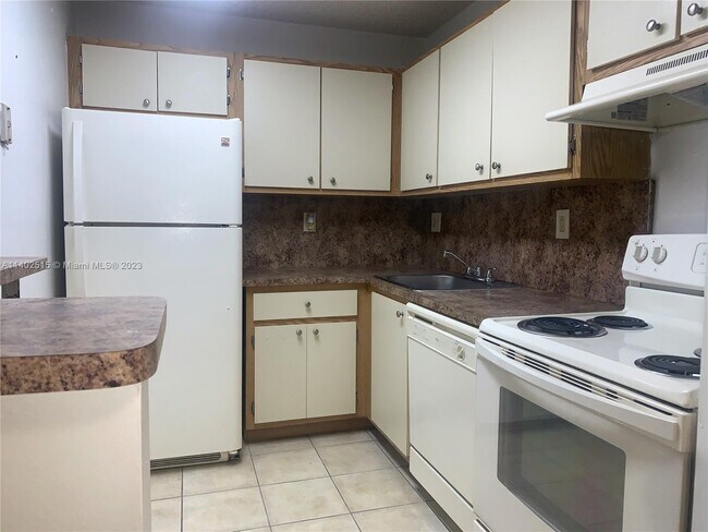 Foto del edificio - 7215 NW 179th St