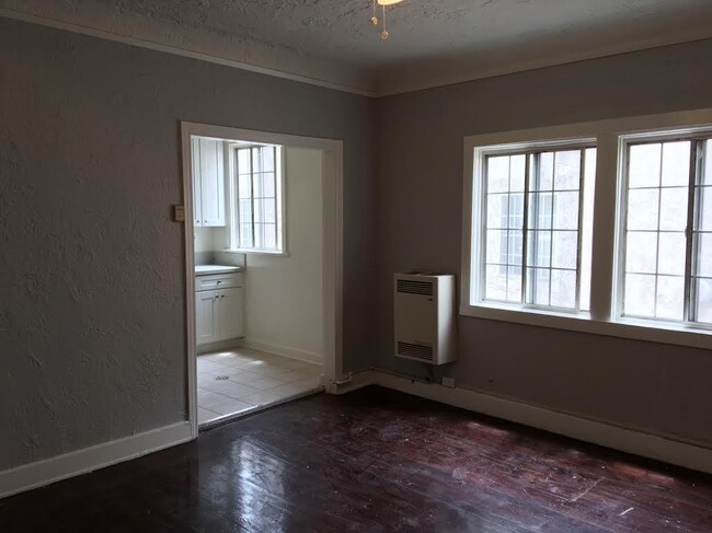 Building Photo - 542 N Alexandria Ave