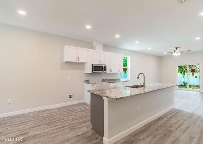 Building Photo - 3 br, 2 bath House - 509 E Lake Ave UNIT