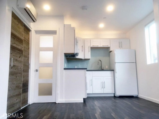 Primary Photo - 2264 Lupin St