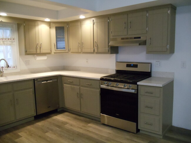 Building Photo - 376 Miller St