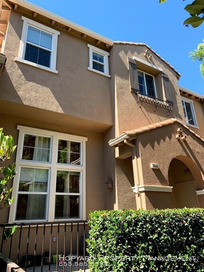 Building Photo - Beautiful gated community in Silicon Valley!