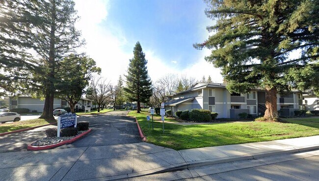 Foto del edificio - 1650 Forest Ave